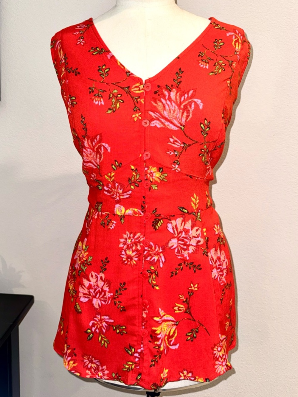 *NWT* Torrid Rayon Button Up With Waist Detail Tank Size 1 Floral Mandarin Red